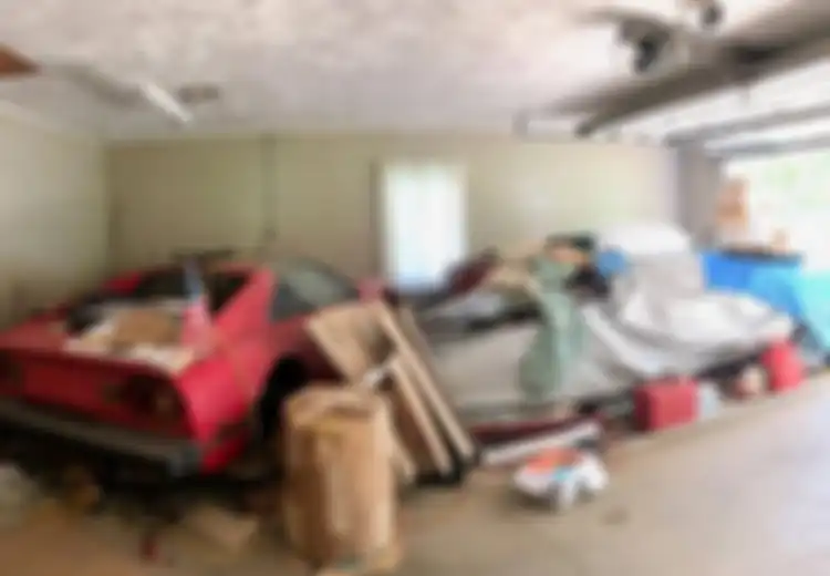 Mendadak Kaya, Remaja Ini Temukan Lamborghini dan Ferrari di Garasi Neneknya yang Terbengkalai