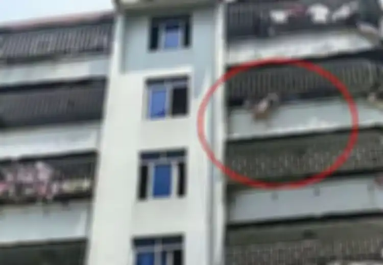 (Video) Balita Ini Tergantung di Lantai 6 Apartemen dengan Leher Terjepit di Pagar Besi, Duh!
