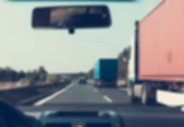 Ini 4 Cara Menghindari Kecelakaan Saat Mengemudi di Sekitar Truk dan Bus Besar
