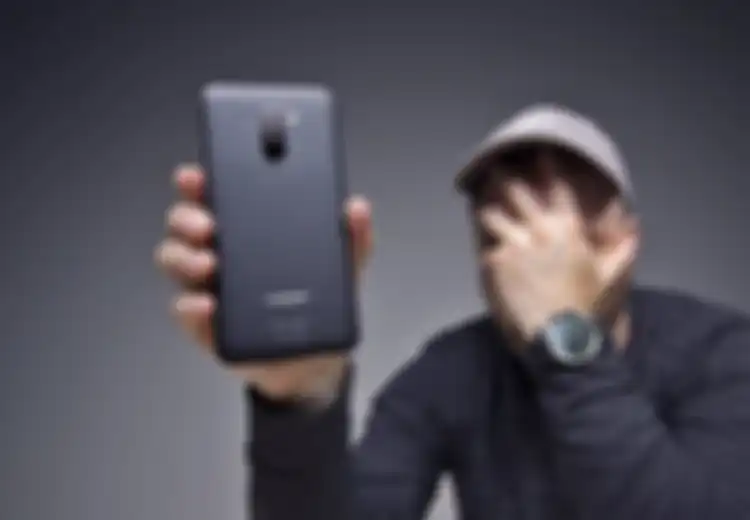 (Video) Xiaomi Pocopone F1 Dibakar dan Digores, Ternyata Sebegini Ketangguhannya
