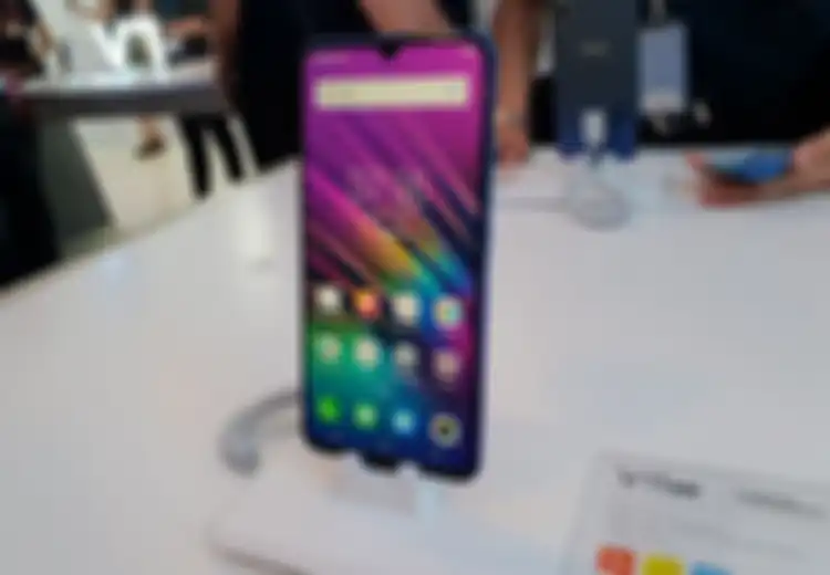 Harganya Nyaris Sama, Ini Kelebihan Vivo V11 Dibandingkan Xiaomi Pocophone F1