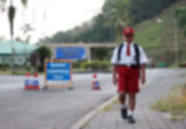 Beginilah Keseharian Nursaka, Bersekolah di Indonesia, Tapi Bantu Ayahnya Cari Kaleng Bekas di Malaysia