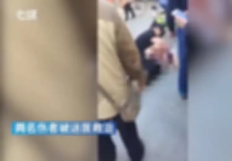Demi Melindungi Nyawa Ibu Tercinta, Pemuda Ini Merelakan Nyawanya Sendiri yang Melayang