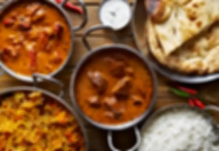 Kebiasaan Makan di India: Tanpa Daging Sapi, Bumbu Pedas, dan Duduk Mengelilingi Hidangannya