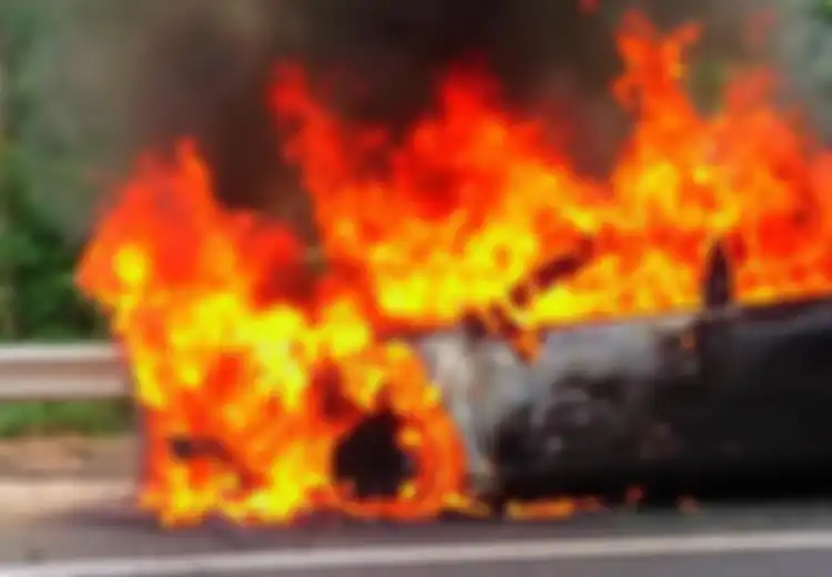 Nahasnya Pengemudi Ini: Kehabisan Bensin, Ditabrak Mobil Lain Hingga Tewas, dan Mobilnya pun Terbakar