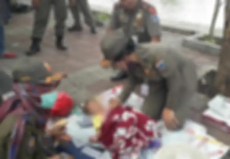 Duh! Panik Kena Razia Satpol PP, Pedagang Kaki Lima ini Kabur Tinggalkan Anak-anaknya yang Sedang Tidur