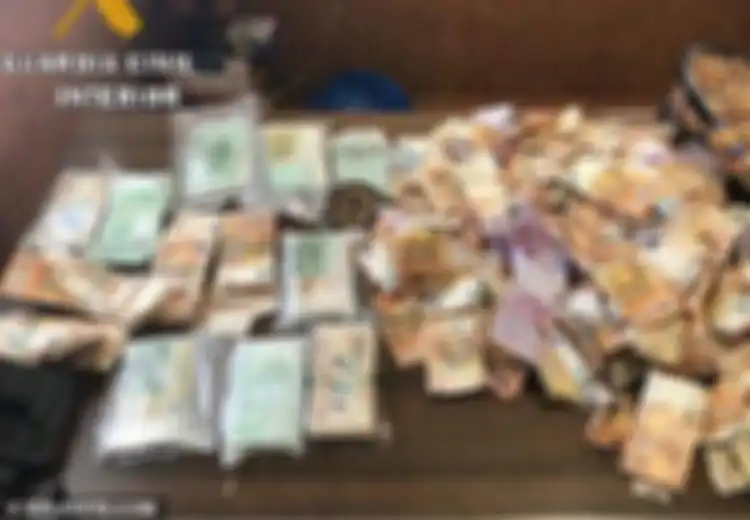Pengendara Motor Temukan Uang Misterius Senilai Rp3,8 Milliar Tercecer di Jalan, Ia Malah Lakukan Hal Tak Terduga!