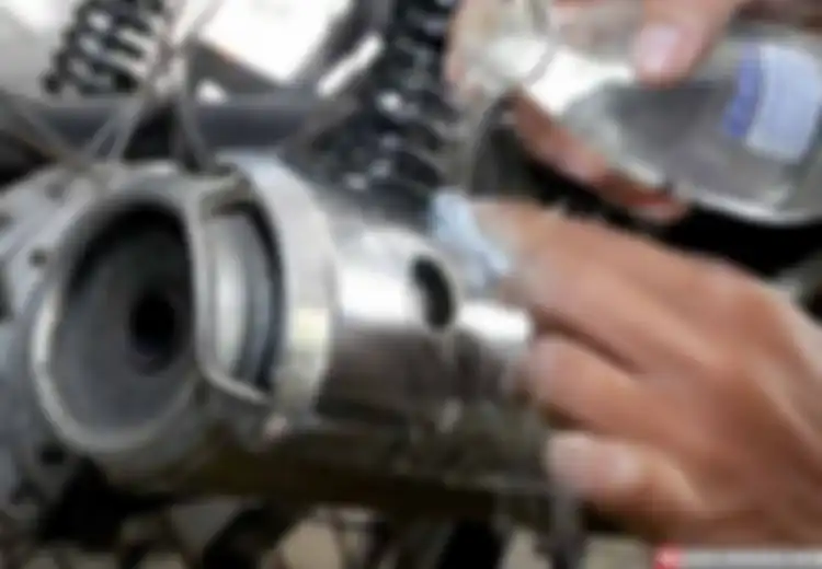 Tips Ampuh Hilangkan Karat pada Motor dengan Air Bersoda, Begini Caranya!