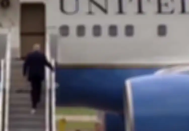 Donald Trump Jadi Bahan Tertawaan Gegara Ada Tisu Toilet yang Nyangkut di Sepatunya