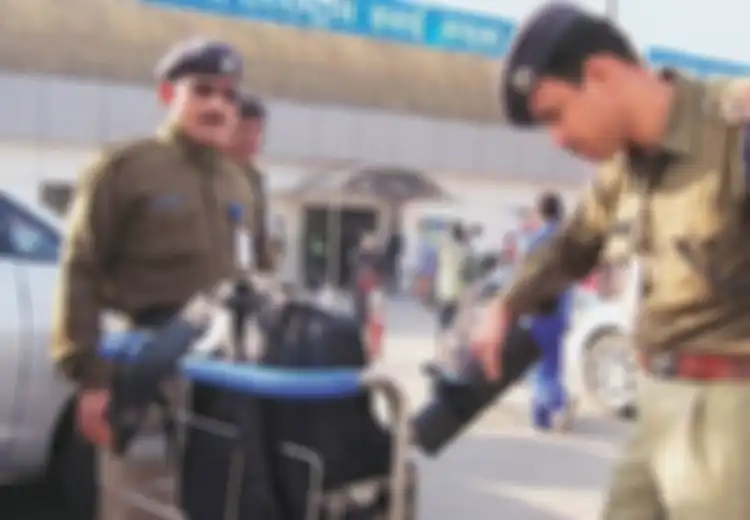 Polisi Bandara di India Diminta untuk Irit Senyum pada Orang-orang
