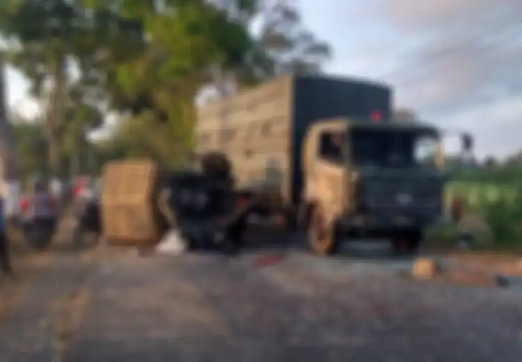 Kecelakaan, Truk Pindad Hanya Alami Sedikit Kerusakan Sementara Pikap Pengangkut Ayam Hancur Hingga Tewaskan Pengemudi