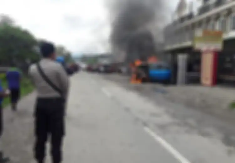 Peringatan! Jangan Pernah Perbaiki Mobil Sambil Merokok Jika Tak Ingin Bernasib Seperti Avanza Ini