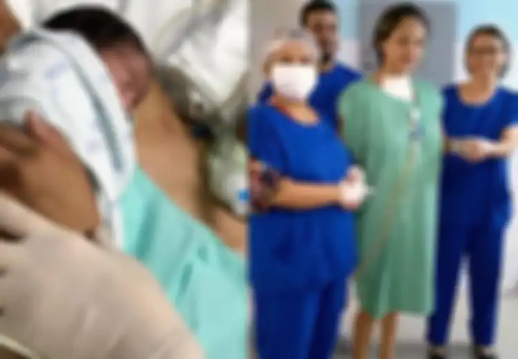 Tim Medis Tak Kuasa Menahan Tangis Ketika Melihat Bayi 'Membangunkan' Ibunya yang Koma Selama 23 Hari