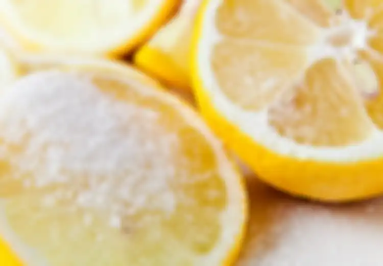 8 Manfaat Menakjubkan dari Meletakkan Irisan Lemon yang Ditaburi Garam di Meja Sebelum Tidur