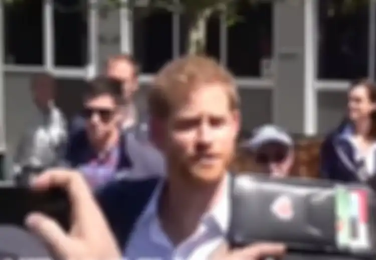 Pangeran Harry 'Marah' karena Meghan Markle Diberi Buket Bunga Besar oleh Seorang Pria