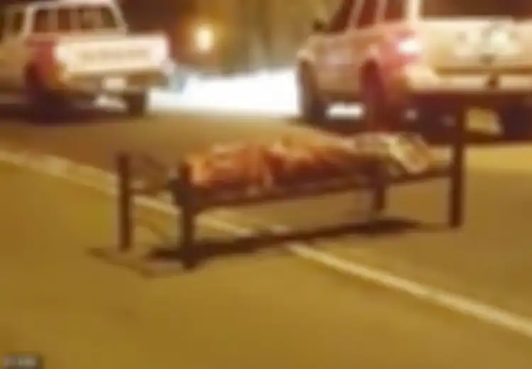 Heboh Pembunuhan Misterius Mayat-mayat Ini Ditemukan di Tengah Jalan dengan Posisi Tergeletak di Tempat Tidur, Siapa Pelakunya?