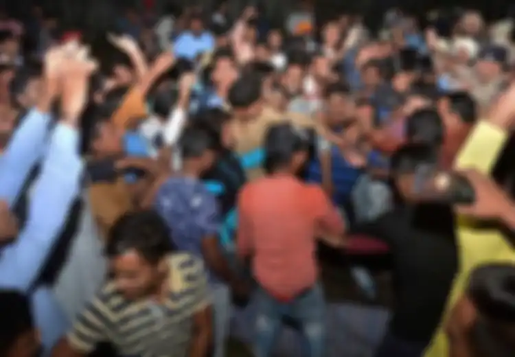 Video Amatir: Detik-detik 60 Orang Tewas Tertabrak Kereta Saat Festival Pembakaran Patung Iblis di India