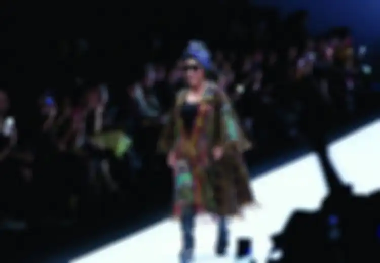 Berlenggak-lenggok Bak Model dengan Kacamata Hitam dan Boots, Menteri Susi Bikin JFW 2019 Riuh