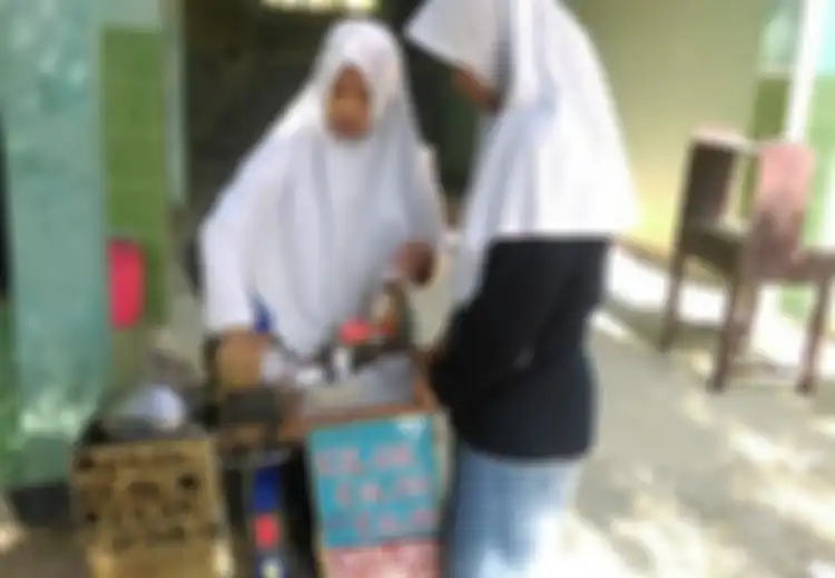 Sempat Viral, Siswi SMK yang Jualan Cilok Ini Pernah Dilempari Sampah!