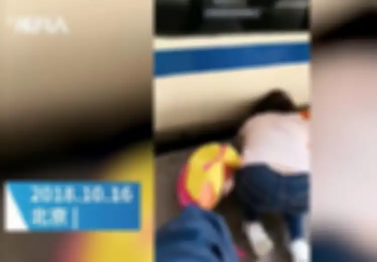 Asyik Main Ponsel, Ibu Muda ini Tak Sadar Putrinya 'Terhisap' Kereta