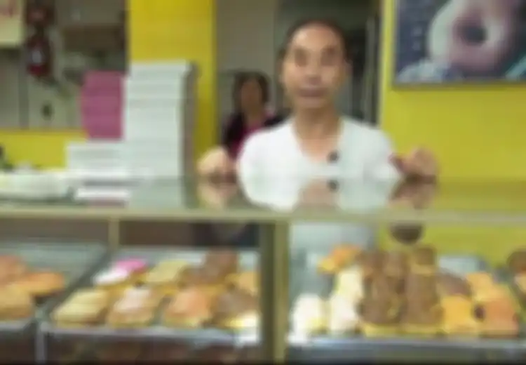 Tolak Uang Donasi, Penjual Donat yang Istrinya Sakit Parah ini Mendapatkan Hadiah Tak Terduga dari Pelanggan