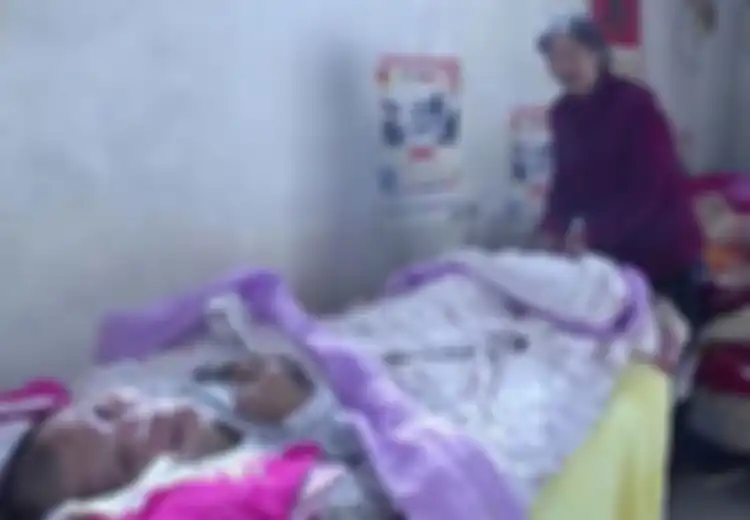 Cinta Luar Biasa Ibu Kepada Anaknya: Tabah Merawat Anak yang Koma Selama 12 Tahun Hingga Terlilit Utang Rp254 juta