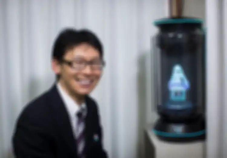 Bukti Cinta Itu Buta: Pria Asal Jepang Ini Nikahi Sebuah Hologram