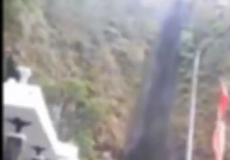 Bukan Pasir, Inilah Penyebab Air Terjun Sedudo Berubah Warna Jadi Hitam
