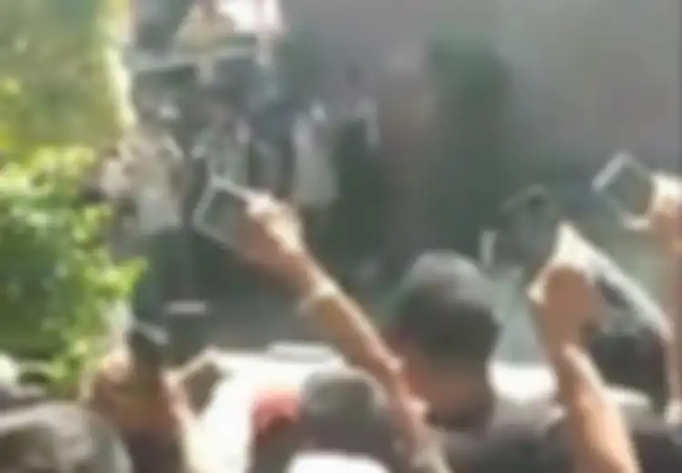 Berawal dari Pesan WhatsApp, Dua Orang Ini Dibakar oleh Massa, Ternyata Begini Isi Pesannya