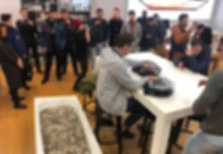  Pemuda Ini Beli  iPhone XS dengan Uang Koin 1 Bak Mandi Gegara Toko Enggan Layani Uang kembalian