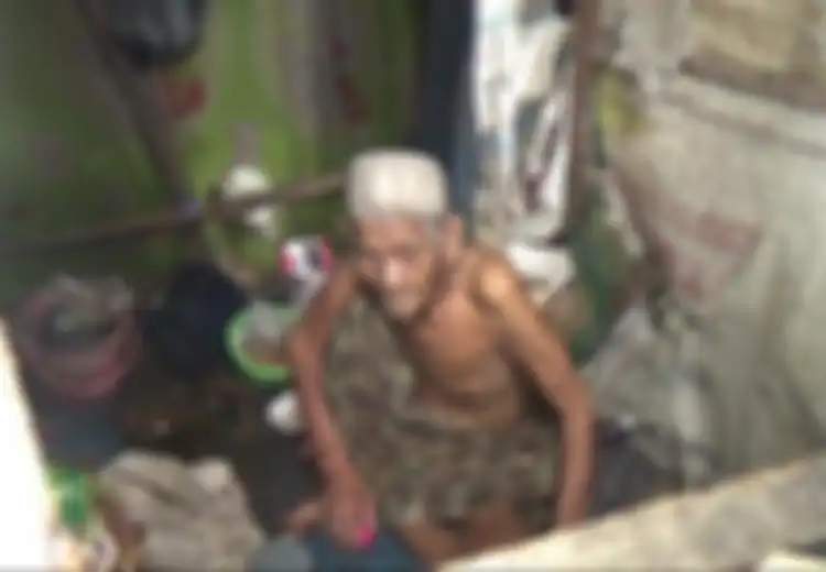 Kisah Daeng Kacong, Puluhan Tahun Hidup di Gubuk Reyot Seperti Kandang Bebek Bersama Anaknya yang Alami Gangguan Jiwa