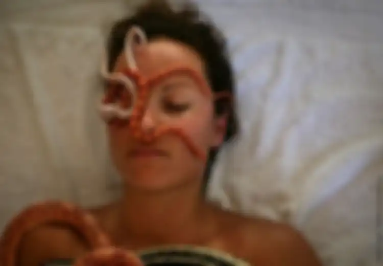 Dari 'Facial' Plasenta Hingga Pijat Ular, Ini 5 Perawatan Kecantikan Paling 'Gila' yang Pernah Dilakukan