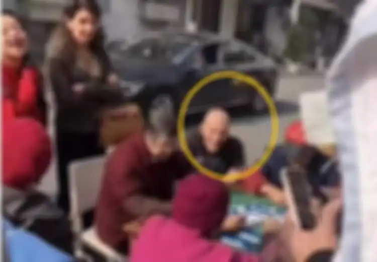 (Video) Ketika Zidane Nongkrong di Pinggir Jalan Tetapi Malah Diacuhkan Oleh Pemain Mahjong