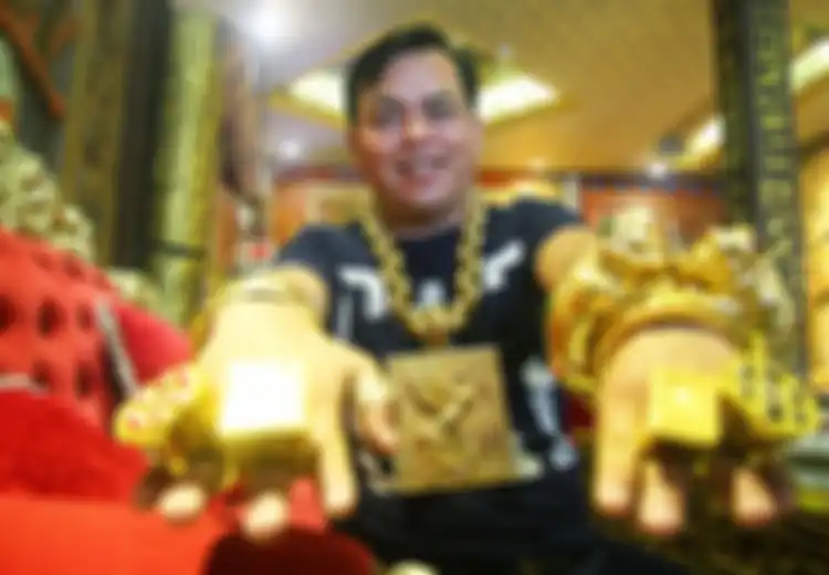 Saking Terobsesinya pada Emas, Pria Ini Sampai Rela Pakai 13 Kg  Perhiasan Emas di Tubuhnya