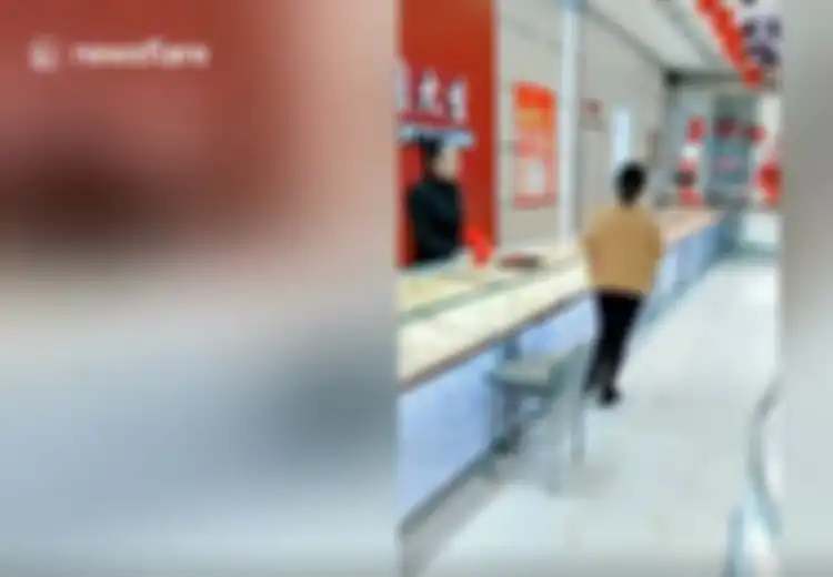 Karyawan Toko Perhiasan Mencelat karena Kaget Melihat Pembeli yang Seolah Mau Mencuri Emas, Bikin Ngakak!
