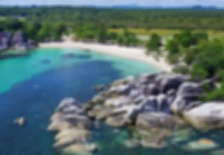 Melayang-layang Menyusuri Pulau-pulau di Pantai Tanjung Kelayang 