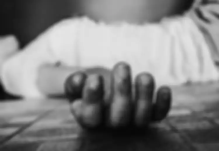 Berlagak Gedor Pintu Tetangga dengan Kondisi Leher Terikat Tali, Tak Tahunya Pria Ini Lakukan Hal Mengerikan pada Anak dan Istrinya