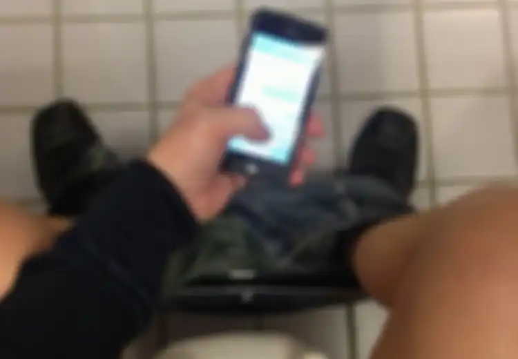 Jangan Ditiru! Gara-gara Terlalu Lama Duduk di Toilet Sambil Main HP, Nasib Pria Ini Berakhir Tragis