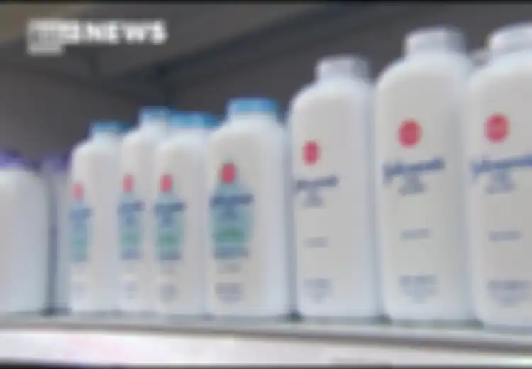 Selama Beberapa Dekade, Bedak Bayi 'Ikonik' Ini Ternyata Sengaja Sembunyikan Kandungan Berbahaya dari Produknya