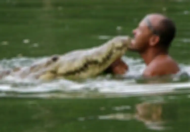 Terlalu Banyak Menghabiskan Waktu dengan Buaya Kesayangan, Pria Ini Diceraikan Istrinya yang 'Cemburu'