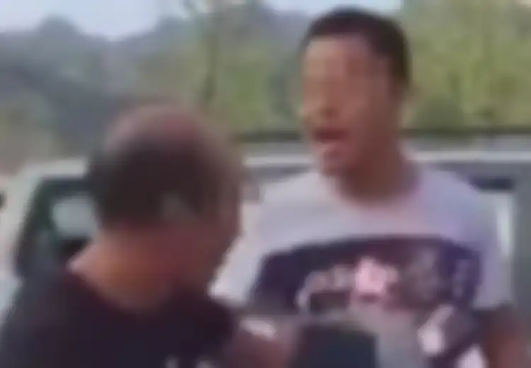 Seorang Pria Balas Dendam, Gebukin Mantan Gurunya yang Ia Tuduh Pernah Menendangnya Sekitar 20 Tahun yang Lalu