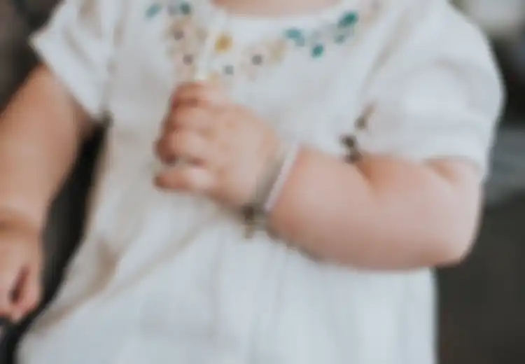 Seorang Bayi Meninggal, FDA Peringatkan Orang Tua untuk Tidak Pakaikan Perhiasan Kalung dan Gelang pada Bayi