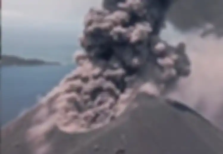 Seperti Inilah Penampakan Puncak Gunung Krakatau Ketika Mengeluarkan Awan Panas dari Jarak 'Sangat Dekat'