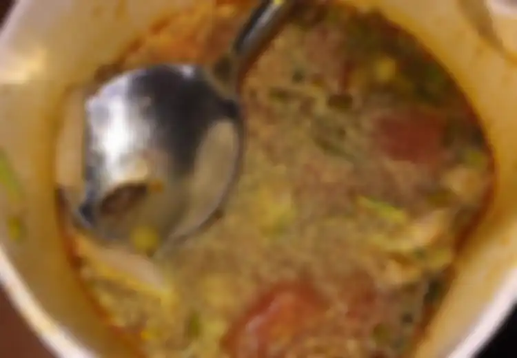 Liburan Natal Hancur ketika Pria Ini Tak Sengaja Makan Kecoak di Sup Tom Yam
