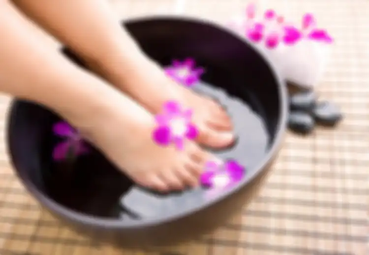 Ini yang Terjadi pada Tubuh Ketika Rendam Kaki Dengan Air Garam