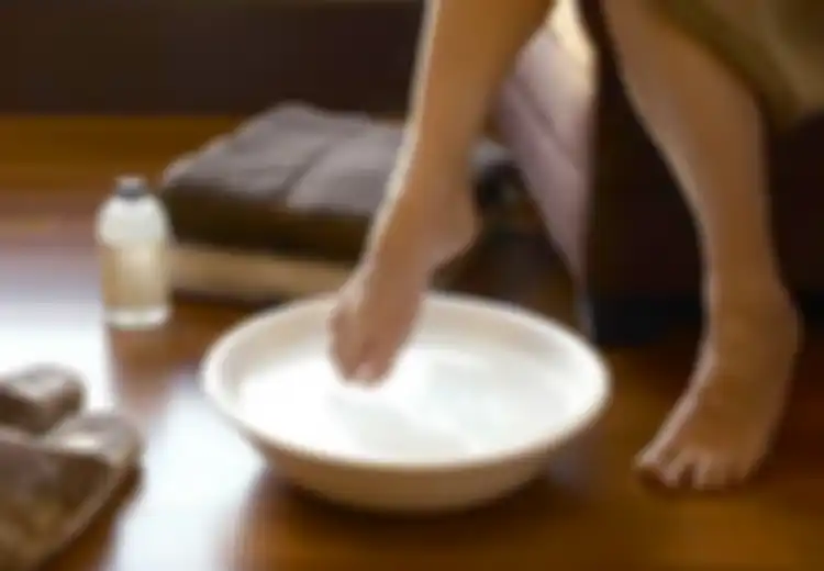 Merendam Kaki dengan Air Garam Baik Bagi Kesehatan, Termasuk Atasi Insomnia