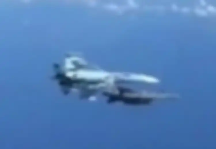 Tak Gentar Sedikit pun, Jet Tempur Rusia Su-27 Pepet Jet Tempur NATO F-15 dalam Manuver Berbahaya