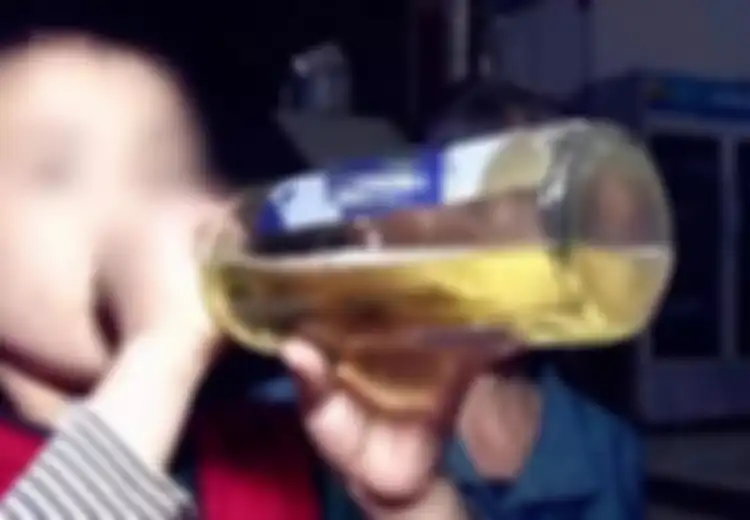 Dilatih Minum Alkohol oleh Orangtuanya, Bocah 13 Tahun Berakhir Dalam Kondisi Mengerikan dan Nyaris Tewas