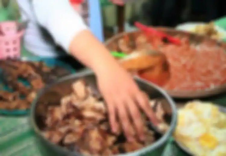 Hanya Jualan Sego Sambel, Warung Mak Yeye Selalu Ramai Diantri Orang