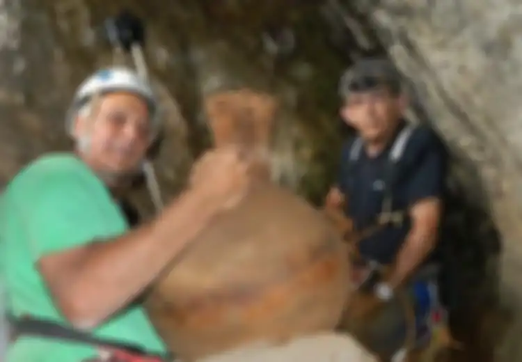 Berusia Lebih dari 2000 Tahun, Jambangan Misterius Ditemukan di Gua Terpencil Israel